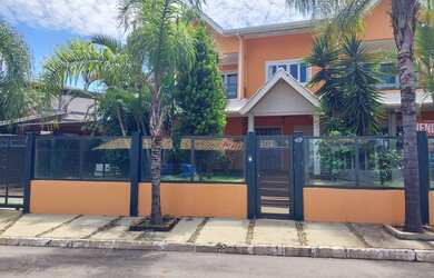 Imagem: A casa em condomínio possui 5 Dormitórios, 4 Banheiros e 688m²