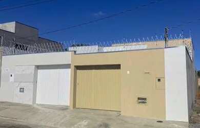 Imagem: A casa possui 3 Dormitórios, 2 Banheiros, 2 Vagas na garagem