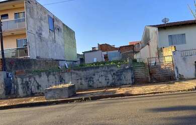 Imagem: O terreno possui 300m² de Área e está localizado em Leonor