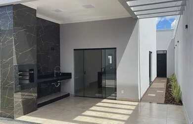 Imagem: A casa possui 3 Dormitórios, 3 Banheiros, 2 Vagas na garagem