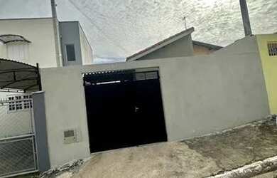 Imagem: A casa possui 1 Dormitório, 1 Banheiro, 2 Vagas na garagem