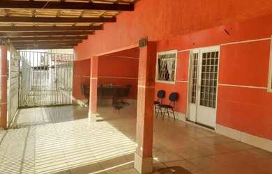 Imagem: A casa possui 3 Dormitórios, 2 Banheiros e 3 Vagas na garagem