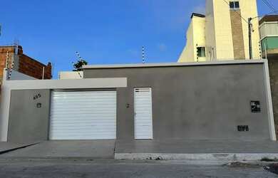 Imagem: A casa possui 3 Dormitórios, 2 Banheiros, 2 Vagas na garagem