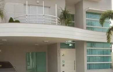 Imagem: A casa possui 3 Dormitórios, 3 Banheiros, 2 Vagas na garagem