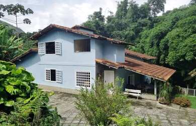 Imagem: A casa possui 5 Dormitórios, 3 Banheiros, 3 Vagas na garagem