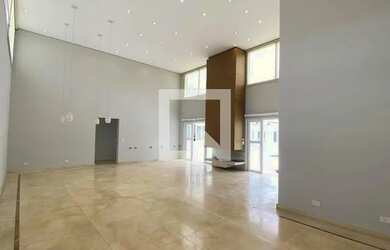 Imagem: A casa em condomínio possui 4 Dormitórios, 5 Banheiros, 4