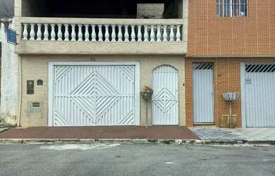 Imagem: A casa possui 3 Dormitórios, 3 Banheiros, 2 Vagas na garagem