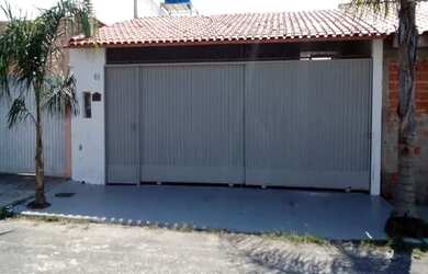 Imagem: A casa possui 3 Dormitórios, 1 Banheiro, 3 Vagas na garagem