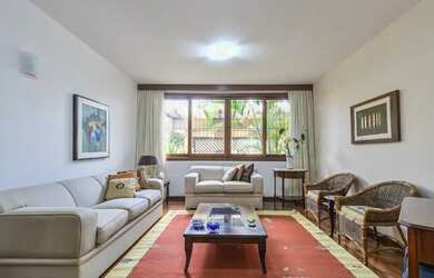 Imagem: A casa possui 3 Dormitórios, 4 Banheiros, 2 Vagas na garagem