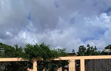 Imagem: A casae possui 2 Dormitórios, 1 Banheiro, 3 Vagas na garagem