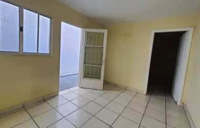 Imagem: A casa possui 2 Dormitórios, 2 Banheiros, 1 Vaga na garagem