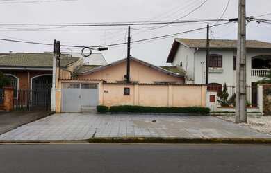 Imagem: A casa possui 5 Dormitórios, 2 Banheiros, 2 Vagas na garagem