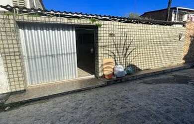 Imagem: A casa possui 3 Dormitórios, 1 Banheiro, 2 Vagas na garagem