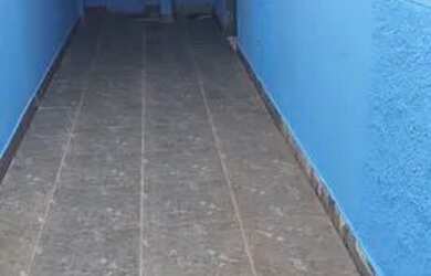 Imagem: A casa possui 1 Dormitório, 1 Banheiro, 1 Vaga na garagem e