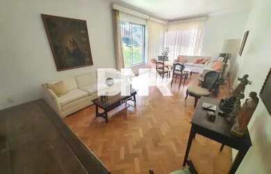 Imagem: A casa possui 4 Dormitórios, 4 Banheiros, 4 Vagas na garagem