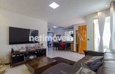 Imagem: A casa possui 3 Dormitórios, 3 Banheiros, 2 Vagas na garagem