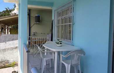 Imagem: A casa possui 2 Dormitórios, Acomodam 6 pessoas e está localizado