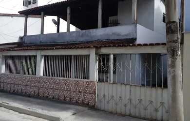 Imagem: A casa possui 3 Dormitórios, 3 Banheiros, 3 Vagas na garagem