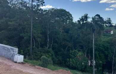 Imagem 2: Invista em Ibiúna!** Terreno com água na porta e energia. Perfeito para projetos criativos