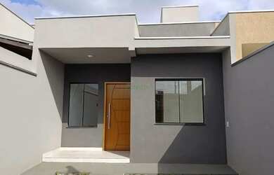 Imagem: A casa possui 3 Dormitórios, 2 Banheiros, 2 Vagas na garagem