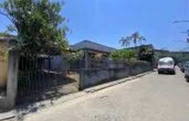 Imagem: A casa possui 3 Dormitórios, 2 Banheiros, 1 Vaga na garagem