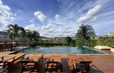 Imagem: A casa possui 4 Dormitórios, 5 Banheiros, 5 Vagas na garagem