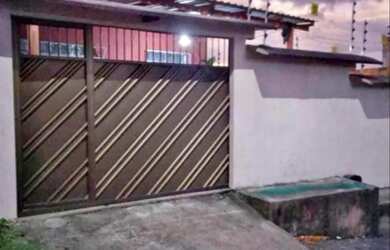 Imagem: A casa possui 2 Dormitórios, 1 Banheiro e está localizado