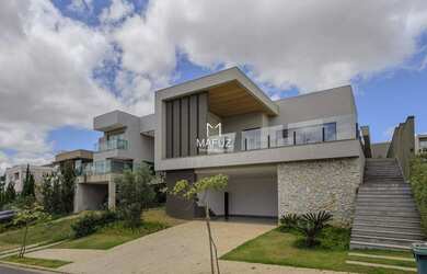 Imagem: A casa possui 4 Dormitórios, 5 Banheiros, 3 Vagas na garagem