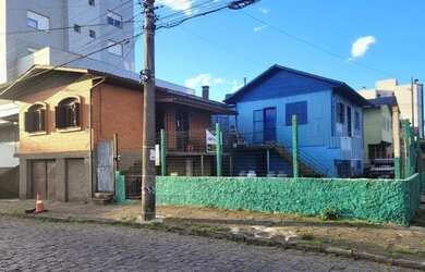 Imagem: A casa possui 5 Dormitórios, 2 Banheiros, 2 Vagas na garagem