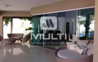 Imagem: A casa possui 4 Dormitórios, 5 Banheiros, 2 Vagas na garagem