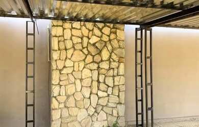 Imagem: A casa possui 2 Dormitórios, 1 Banheiro, 1 Vaga na garagem