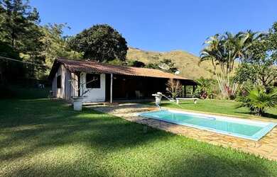 Imagem: A casa possui 4 Dormitórios, 3 Banheiros, 200m² de Área e