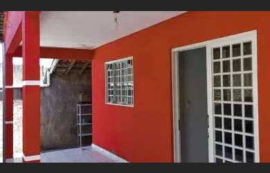 Imagem: A casa possui 3 Dormitórios, 2 Banheiros, 1 Vaga na garagem