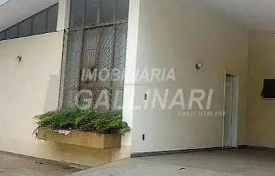 Imagem: A casa possui 4 Dormitórios, 3 Banheiros, 5 Vagas na garagem