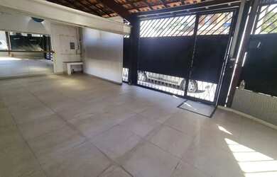 Imagem: A casa possui 2 Dormitórios, 3 Banheiros, 2 Vagas na garagem