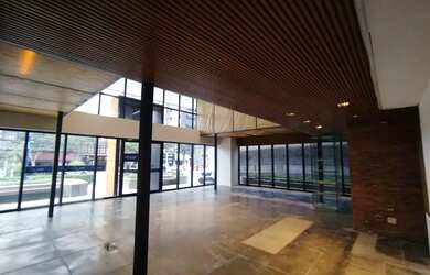 Imagem: O depósito possui 5 Vagas na garagem, 294m² de Área e está