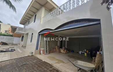 Imagem: A casa possui 5 Dormitórios, 5 Banheiros, 710m² de Área e