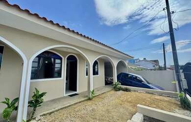 Imagem: A casa possui 3 Dormitórios, 2 Banheiros, 3 Vagas na garagem