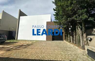 Imagem: A casa possui 4 Dormitórios, 2 Banheiros, 5 Vagas na garagem