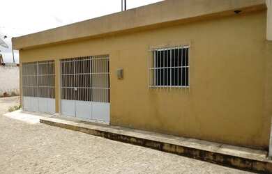 Imagem: A casa possui 3 Dormitórios, 2 Banheiros, 1 Vaga na garagem