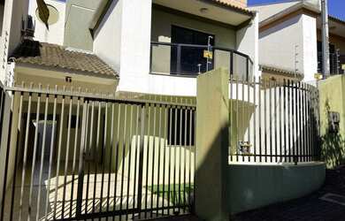 Imagem: A casa possui 3 Dormitórios, 3 Banheiros, 2 Vagas na garagem