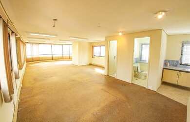 Imagem: O depósito possui 2 Vagas na garagem, 75m² de Área e está