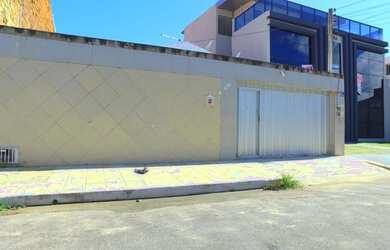 Imagem: A casa possui 3 Dormitórios, 1 Banheiro, 2 Vagas na garagem