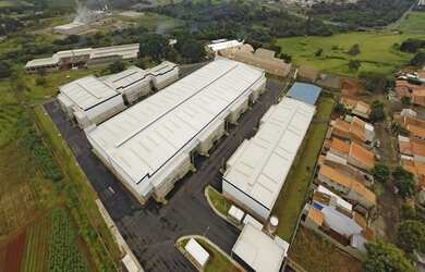 Imagem: O depósito possui 5 Vagas na garagem e 700m² de Área e está