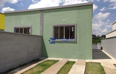 Imagem: A casa possui 2 Dormitórios, 1 Banheiro, 2 Vagas na garagem