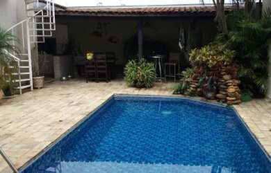 Imagem: A casa possui 4 Dormitórios, 5 Banheiros, 4 Vagas na garagem