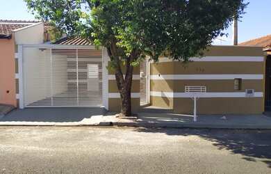 Imagem: A casa possui 2 Dormitórios, 1 Banheiro, 2 Vagas na garagem