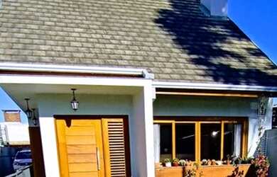 Imagem: A casa possui 2 Dormitórios, 2 Banheiros, 2 Vagas na garagem