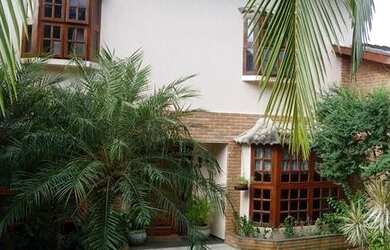 Imagem: A casa em condomínio possui 4 Dormitórios, 5 Banheiros, 5