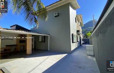 Imagem: A casa possui 3 Dormitórios, 3 Banheiros, 4 Vagas na garagem